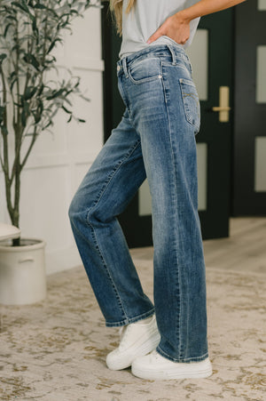 Judy Blue Holly Mid Rise Straight (0-24)