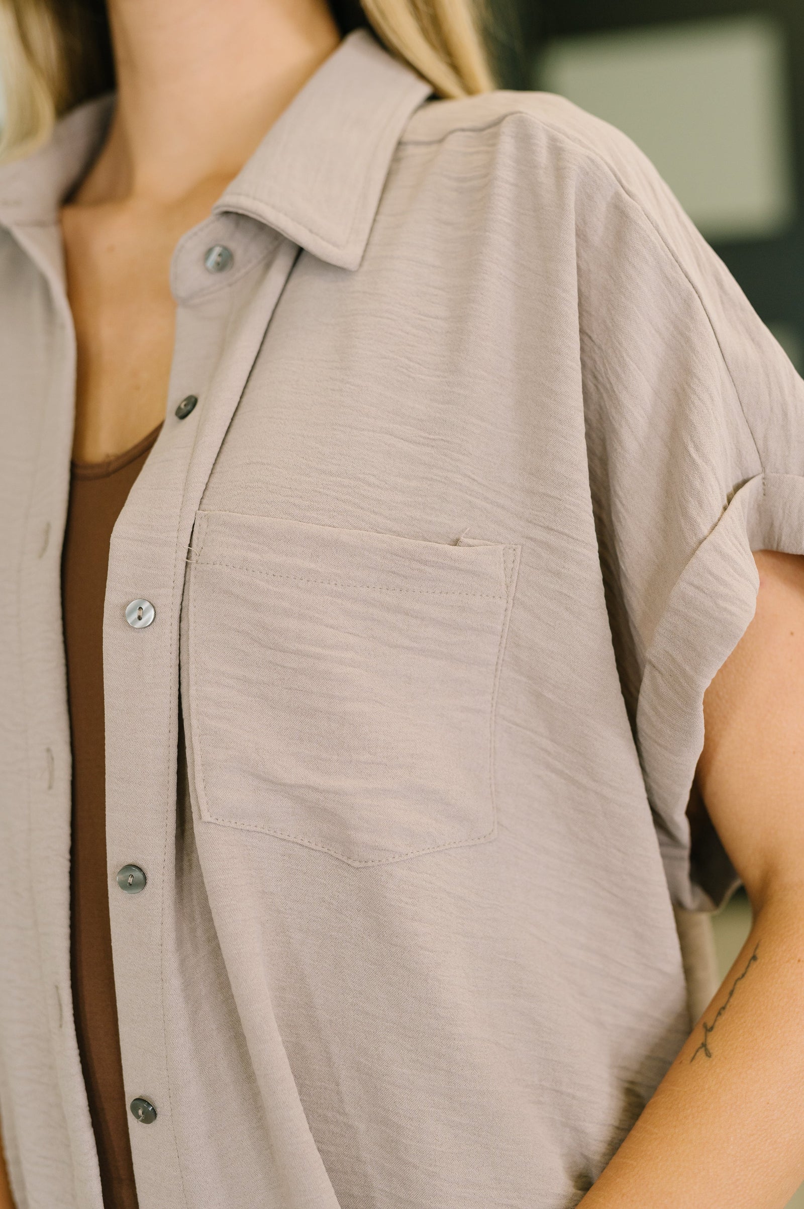 Keep Up Collared Button Down in Ash Mocha (SM-3X)