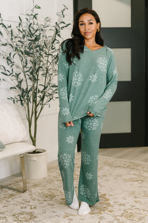 Snowflake Sniffles Pajama Set in Hunter Green (SM-3X)